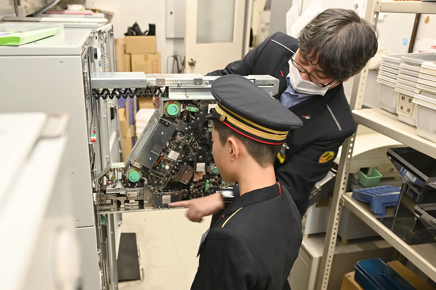 券売機の裏側で発券の仕組みを教わったほか、改札窓口でお客さま対応も見学