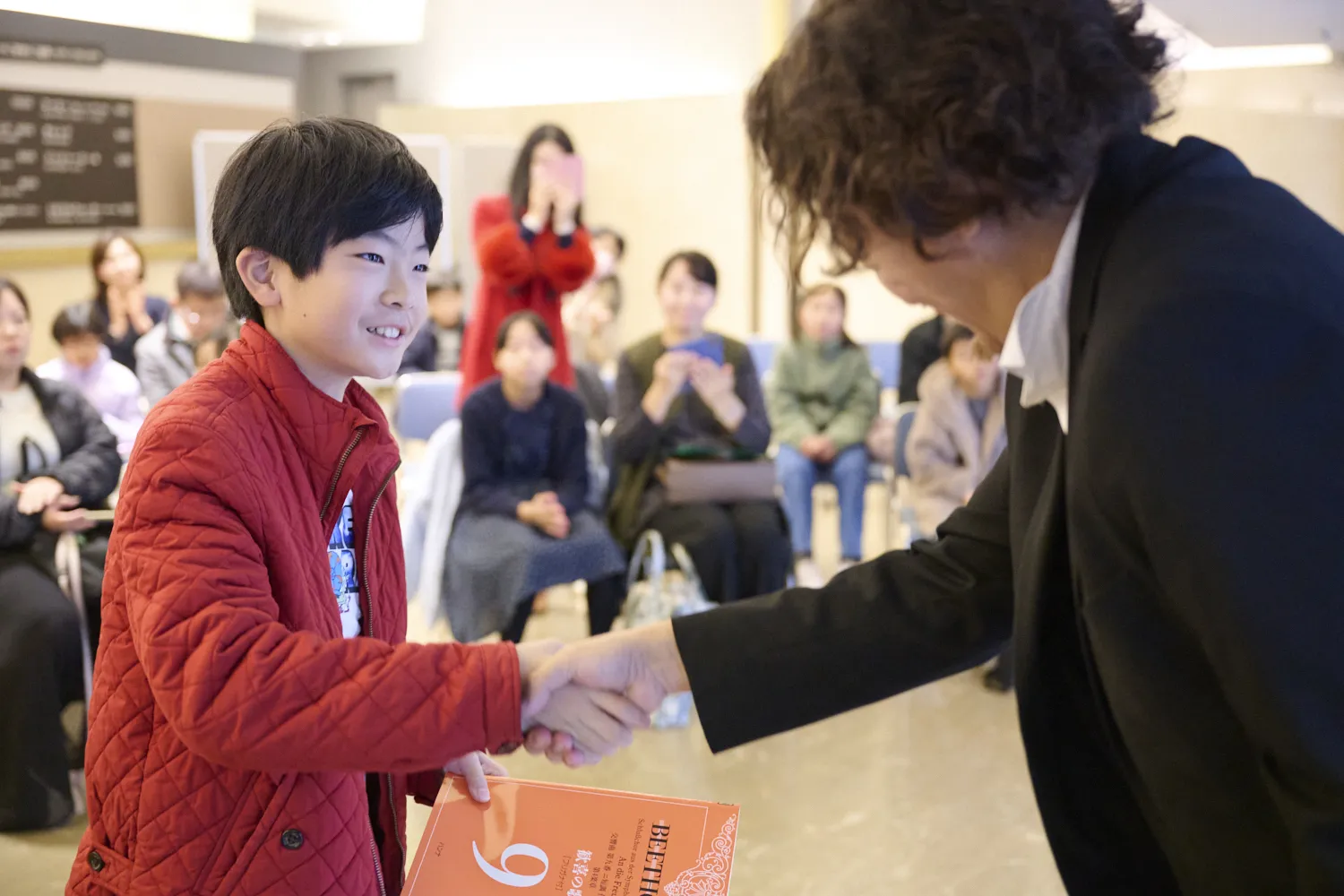 大木先生や角田さんたちのサインが入った「第九」の楽譜をプレゼント