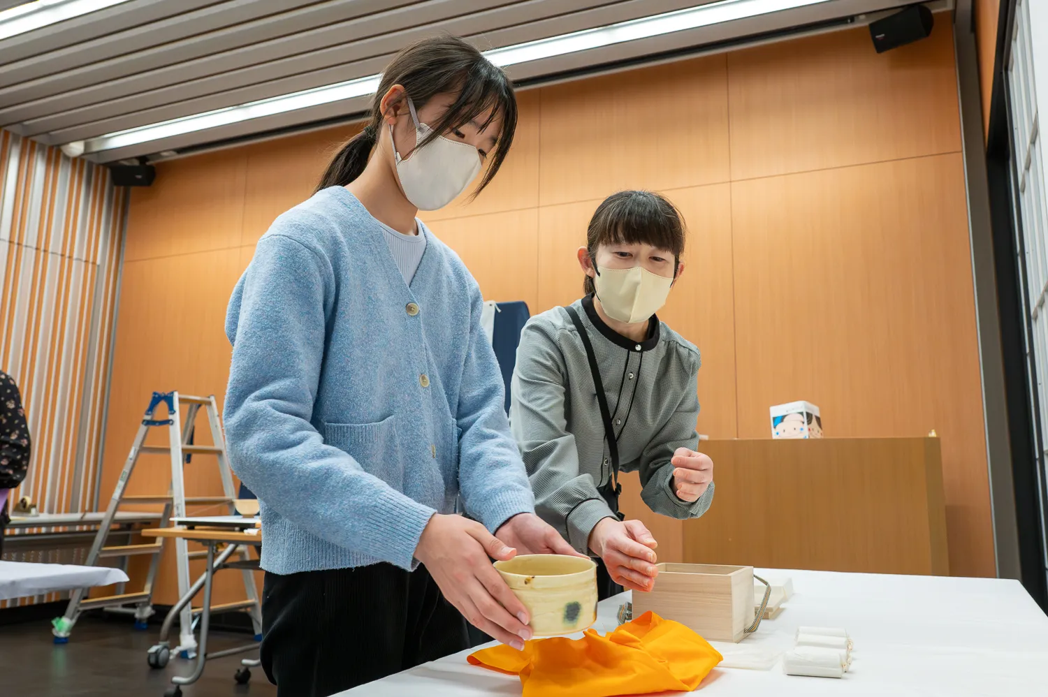 茶碗の取り扱い。子どもたちは扱いの難しさと大切さを実感している様子。