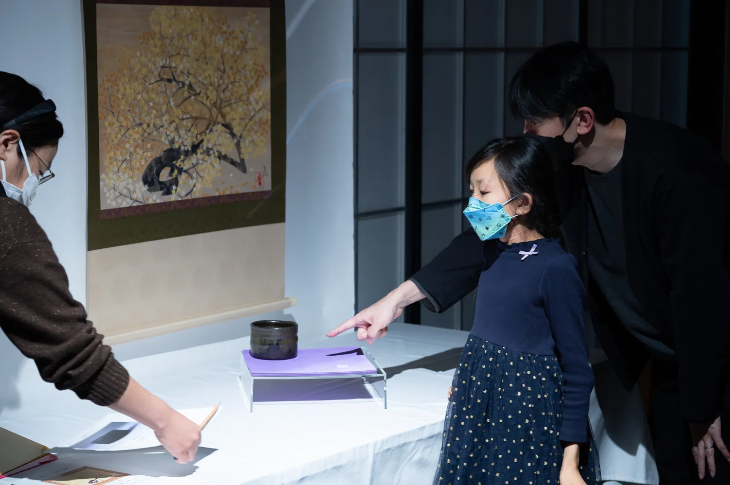 部屋の明かりを落とし、スポットライトを当ててみると、作品の印象が一変。